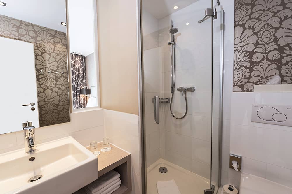Ansicht des Badezimmers mit Dusche im Little Two + Zimmer.