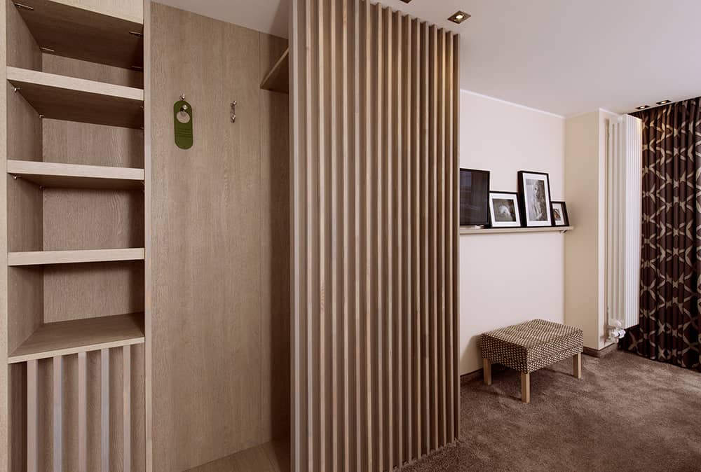 Zimmerausschnitt mit Schrankansicht in einem Little Two Zimmer.
