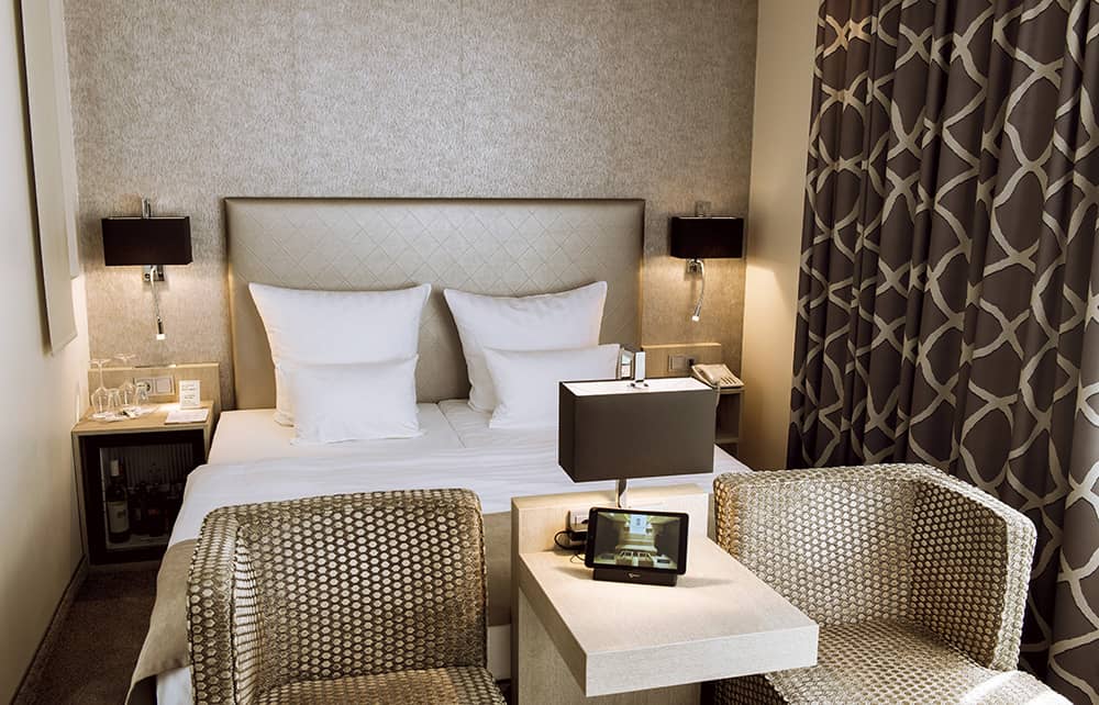 Zimmeransicht mit Bett und stylischem Interieur im Little Two + Zimmer.