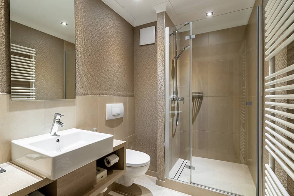 Ansicht des Badezimmers mit Dusche im For Two + Zimmer.
