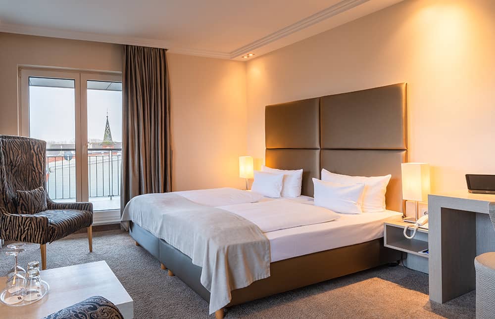 Zimmeransicht mit Bett und stylischem Interieur im For Two Zimmer.