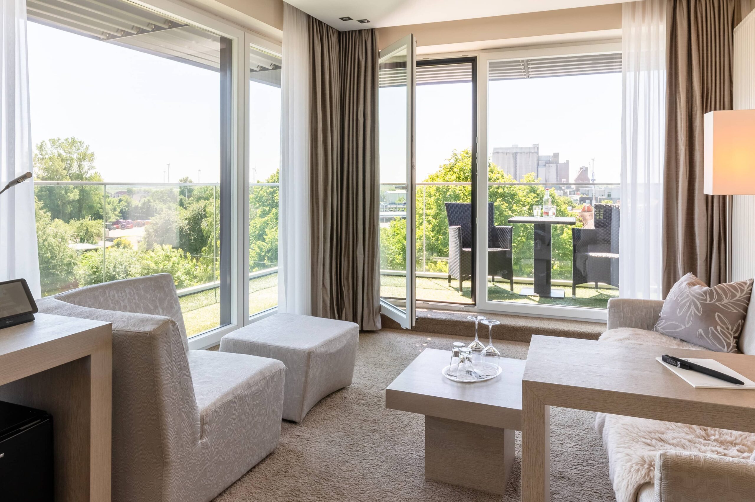 Ansicht des hellen Wohnbereichs mit Aussicht in der And More Suite + View.