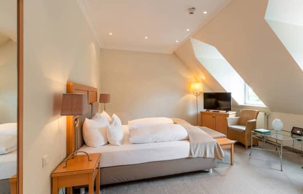Zimmeransicht mit Bett und stylischem Interieur im And More Zimmer.