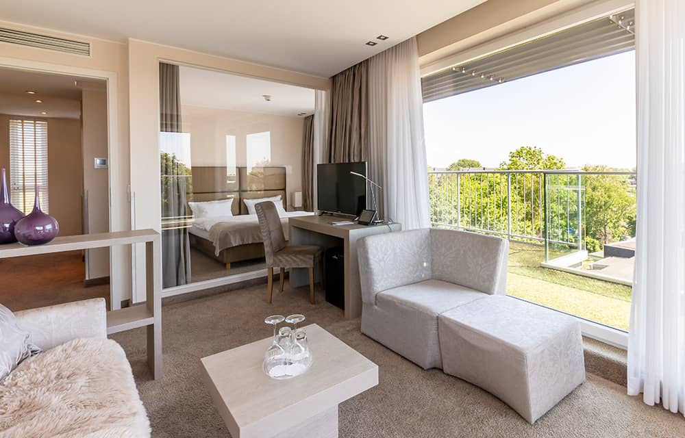 Raumansicht des großzügigen Wohn- und Schlafbereichs in der And More Suite + View.