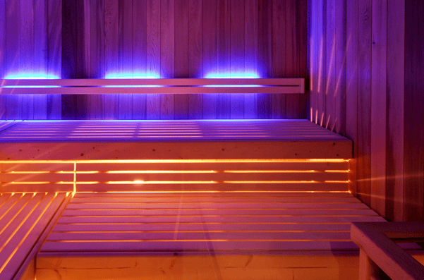 Modern beleuchtete Softsauna im Sand Glow.
