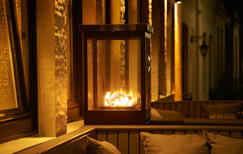 Loungefeuer der Außenlounge.