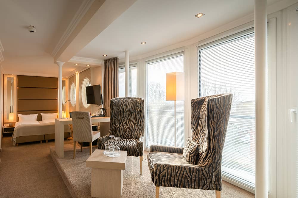 Ansicht eines Zimmers mit stylischem Interieur.