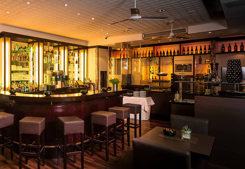 Atmosphärische Hotelbar des Sand Glow.