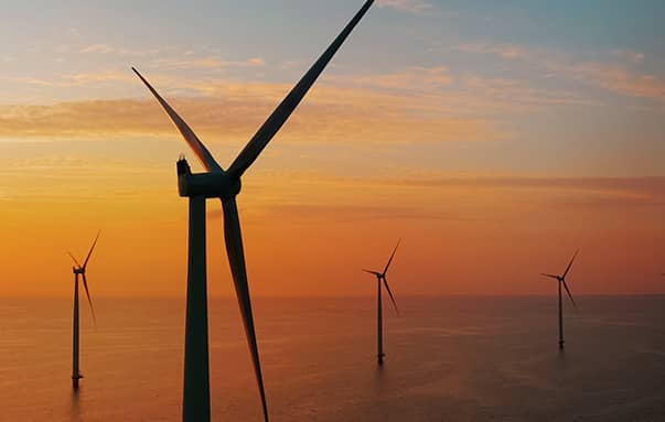 Offshore Windräder im Abendrot.
